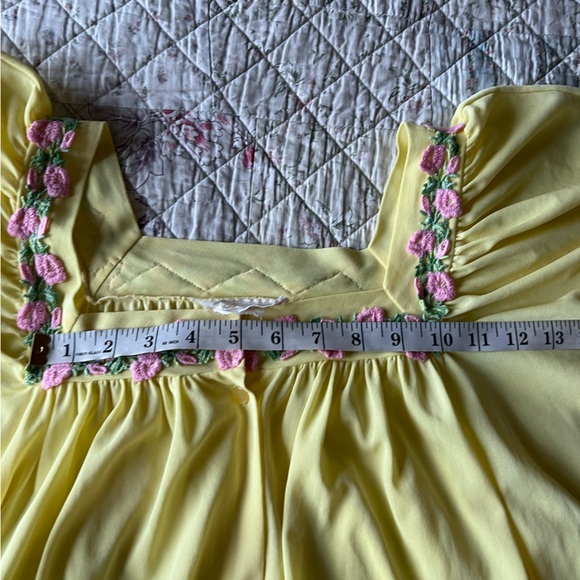 Vintage Linda Montréal Nylon Nightgown Yellow Flowers Embroidery One Size - Picture 13 of 15